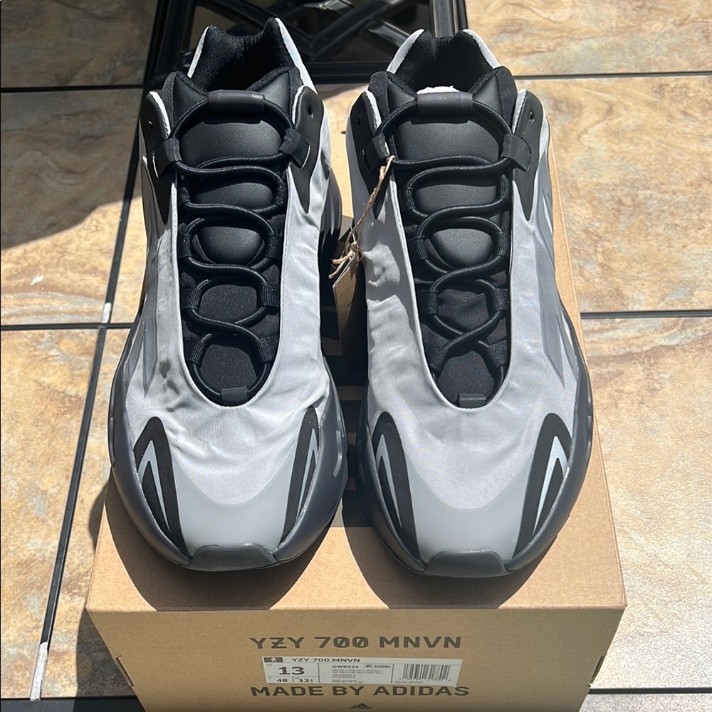DS Adidas YEEZY 700 MNVN size 13